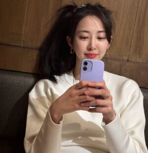 Kim Da-som Instagram - 잘가요 2월 😛👋