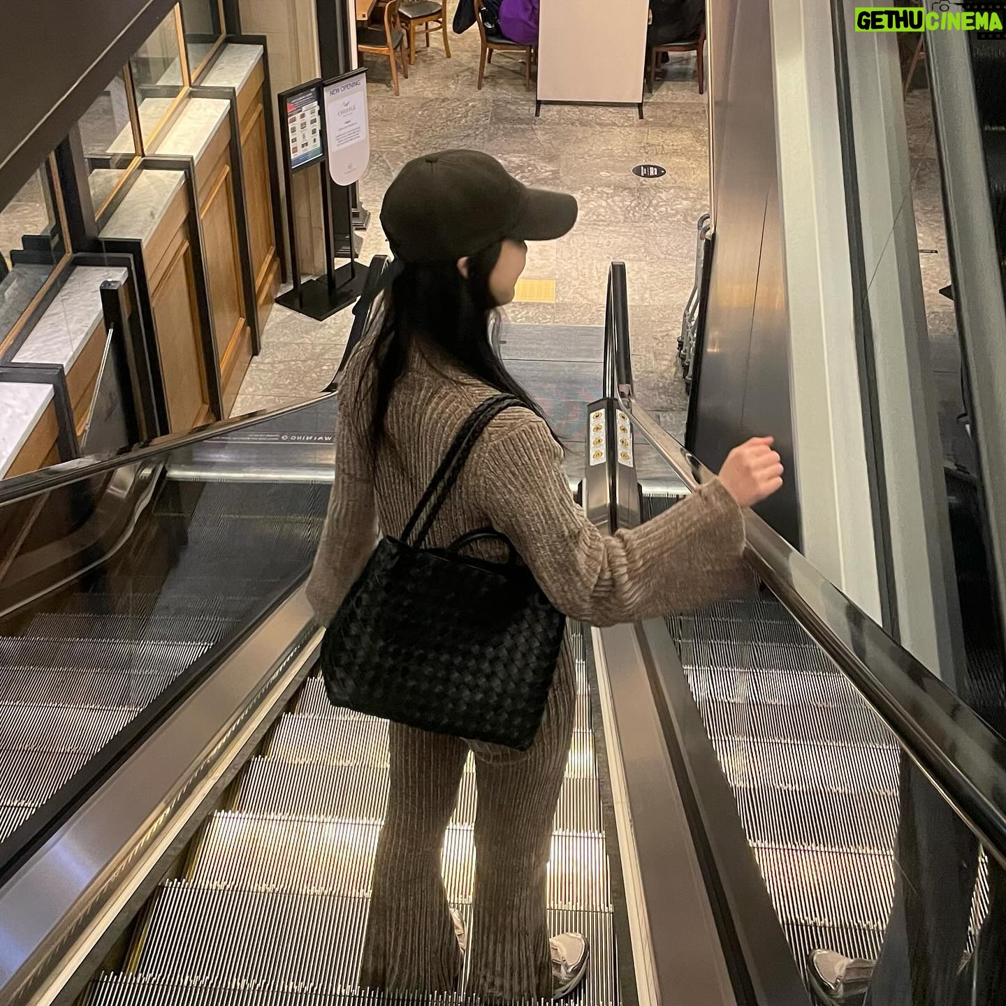 Kim Da-som Instagram - 산책 좋아하고 과일 엄청 좋아하는애😀 말 많아서 같이 있으면 재밌을수도(?)