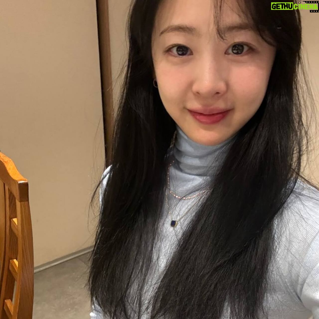 Kim Da-som Instagram - 산책 좋아하고 과일 엄청 좋아하는애😀 말 많아서 같이 있으면 재밌을수도(?)