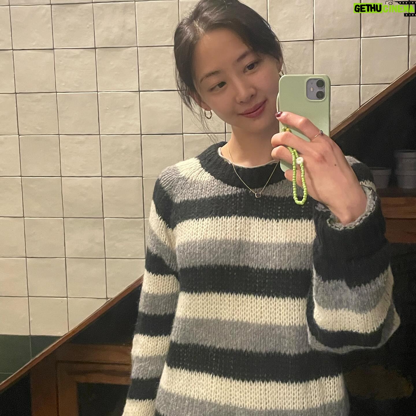 Kim Da-som Instagram - 산책 좋아하고 과일 엄청 좋아하는애😀 말 많아서 같이 있으면 재밌을수도(?)