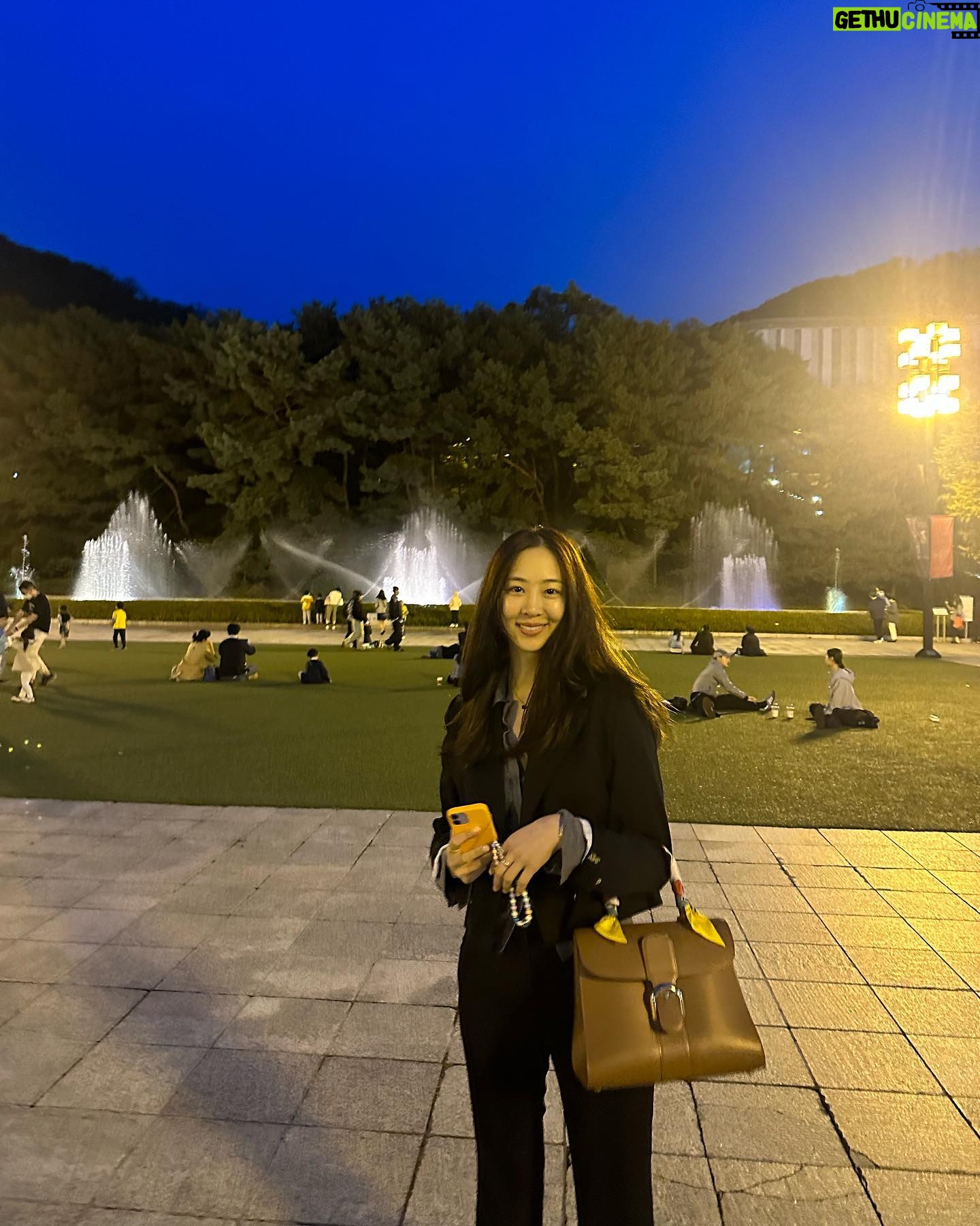 Kim Da-som Instagram - 어릴적부터 발레를 보면 이상하게 가슴이 두근거렸다🥹 그리고 지금은 아무리 경쾌한 스토리의 발레공연을 봐도 엉엉 운다. 이유는 모르겠다. 너무 아름다워서 슬퍼지는 걸까? 무튼 돈키호테 짱이다 ❣️ I don’t know why i always cry everytime i watch a ballet performance. even delightful story.😂Cuz its too beautiful? Anyways Don quixote is flawless 🦋🩵🥹