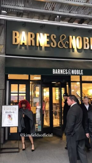 Kim Fields Instagram - Dropping this historic moment in my life and career from 2017😂🥂 #author #autobiography #theyalwaystrynabeseen  #theupshaws #factsoflife #livingsingle @barnesandnoble #newyork