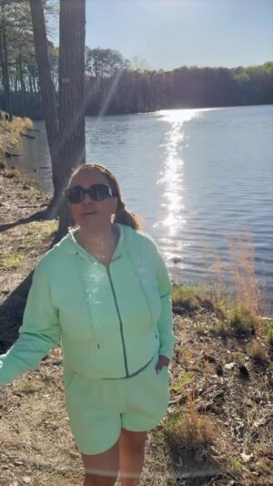 Kim Fields Instagram - I’m Kim Fields, of course…😜

LINK IN BIO
VISIT refreshretreatbykf.com for info AND TO REGISTER 

#reels #ofcoursetrend #refresh #retreat #wellness 
#kimfields

🎥🎬💡: @renarioalexander