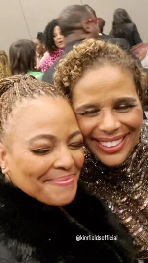 Kim Fields Instagram - 🗣️S/O to the magnificent Yvette Bowser, trailblazing writer / Exec Producer who created Living Single who rec’d a lifetime achievement award from the Writer’s Guild ✨👏🏽👏🏽👏🏽✨
#livingsingle @theyvetteleebowser @erikaalexanderthegreat @officialtccarson @kimcoles @queenlatifah #johnhenton #friyay #wcw #tbt #aboutlastnight