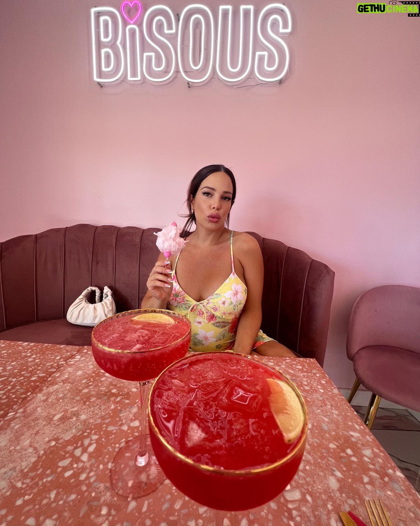 Kim Glow Instagram - "Une journée filles ! 🌸💕 Nous avons plongé dans l'univers féerique avec le film Barbie, suivi d'un dîner dans un restaurant tout rose pour rester dans le thème. Vive les moments girly ! ✨👑 #JournéeFille #barbie #RoseEtGirly" #pink #friends #girls #pinkday