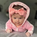 Kim Glow Instagram – À bientôt deux mois, ma petite merveille illumine chaque instant de ma vie. Le temps file à une vitesse vertigineuse, mais à travers chaque sourire, chaque regard tendre, je réalise que je n’avais jamais compris le véritable sens de l’amour avant sa venue
Elle est mon trésor ma fierté et chaque battement de mon cœur lui appartient 🩷

#babygirl #bebefille #newborn #baby #bossbaby 
#taliaglow #hugoboss #hugobossbaby #mybaby