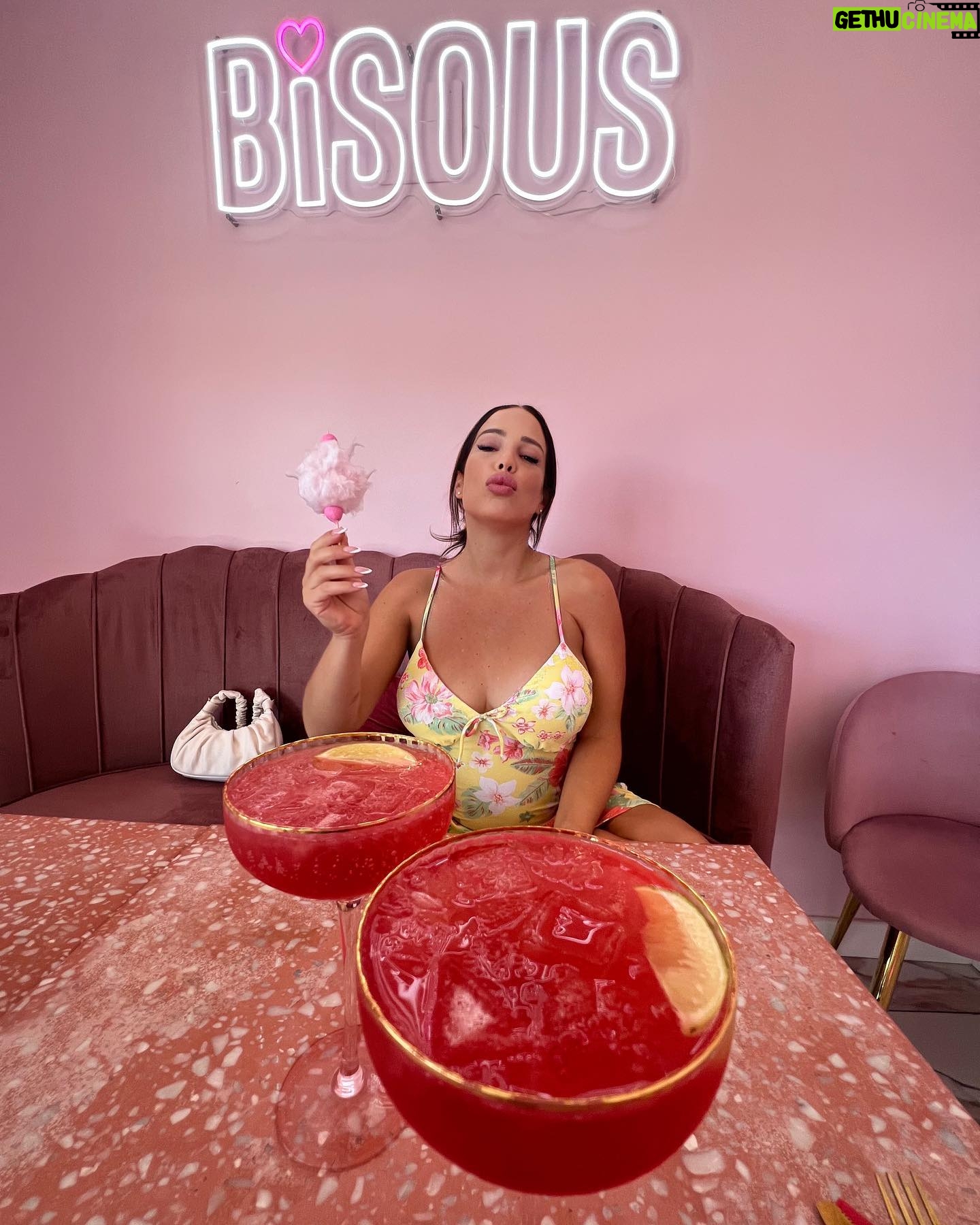 Kim Glow Instagram - "Une journée filles ! 🌸💕 Nous avons plongé dans l'univers féerique avec le film Barbie, suivi d'un dîner dans un restaurant tout rose pour rester dans le thème. Vive les moments girly ! ✨👑 #JournéeFille #barbie #RoseEtGirly" #pink #friends #girls #pinkday