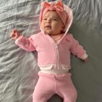 Kim Glow Instagram – À bientôt deux mois, ma petite merveille illumine chaque instant de ma vie. Le temps file à une vitesse vertigineuse, mais à travers chaque sourire, chaque regard tendre, je réalise que je n’avais jamais compris le véritable sens de l’amour avant sa venue
Elle est mon trésor ma fierté et chaque battement de mon cœur lui appartient 🩷

#babygirl #bebefille #newborn #baby #bossbaby 
#taliaglow #hugoboss #hugobossbaby #mybaby