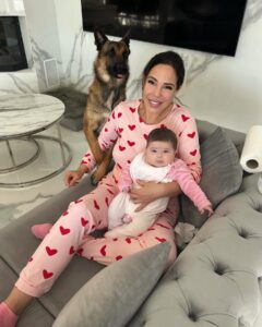 Kim Glow Instagram - Thaïger semble déterminé à escalader les sommets de ma patience avec ses hormones en ébullition et ses tentatives incessantes de me monter comme un trophée 🏔️ Ce jeu de pouvoir hilarant mais épuisant me pousse à réfléchir : devrais-je opter pour la castration pour apaiser ses ardeurs ? Mais alors je me retrouve face à un dilemme : sacrifier sa virilité pour notre confort ou admirer sa beauté naturelle et sa force indomptable 🤔 Un vrai casse-tête canin ! #malinois #bergerbelgemalinois #malinoislovers #malinoisofinstagram