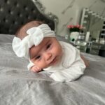 Kim Glow Instagram – Chaque changement de couche est une petite pause magique où je dépose Talia sur son ventre. En une minute, elle relève sa tête avec une détermination éblouissante. 
Ma petite prodige grandit à une vitesse incroyable, toujours en avance pour son âge. C’est une source infinie de fierté de voir ses progrès constants à 1 mois et demi ✨ 

#FièreMaman #TaliaGranditTropVite #babygirl #newborn #taliaglow #kimglow #nouveauné #girl