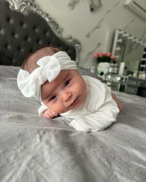 Kim Glow Instagram - Chaque changement de couche est une petite pause magique où je dépose Talia sur son ventre. En une minute, elle relève sa tête avec une détermination éblouissante. 
Ma petite prodige grandit à une vitesse incroyable, toujours en avance pour son âge. C’est une source infinie de fierté de voir ses progrès constants à 1 mois et demi ✨ 

#FièreMaman #TaliaGranditTropVite #babygirl #newborn #taliaglow #kimglow #nouveauné #girl