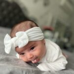 Kim Glow Instagram – Chaque changement de couche est une petite pause magique où je dépose Talia sur son ventre. En une minute, elle relève sa tête avec une détermination éblouissante. 
Ma petite prodige grandit à une vitesse incroyable, toujours en avance pour son âge. C’est une source infinie de fierté de voir ses progrès constants à 1 mois et demi ✨ 

#FièreMaman #TaliaGranditTropVite #babygirl #newborn #taliaglow #kimglow #nouveauné #girl