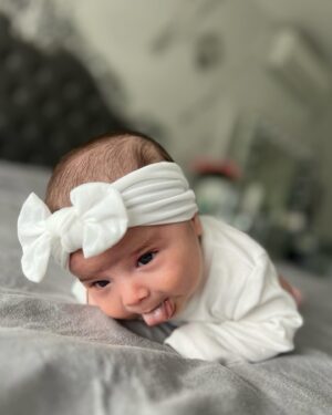 Kim Glow Instagram - Chaque changement de couche est une petite pause magique où je dépose Talia sur son ventre. En une minute, elle relève sa tête avec une détermination éblouissante. 
Ma petite prodige grandit à une vitesse incroyable, toujours en avance pour son âge. C’est une source infinie de fierté de voir ses progrès constants à 1 mois et demi ✨ 

#FièreMaman #TaliaGranditTropVite #babygirl #newborn #taliaglow #kimglow #nouveauné #girl