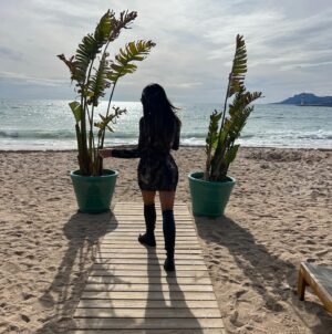 Kim Glow Instagram - Profiter d’un moment de détente au restaurant en bord de plage sortir un peu et prendre l’air fait un bien fou à l’esprit. Aujourd’hui j’ai réussi à laisser ma fille avec son papa C’est dur pour moi car je suis une maman glue possessive J’ai besoin d’être toujours collée à ma fille  mais C’est important de se ménager du temps pour soi, même lorsque les responsabilités de maman prennent le dessus. 💖 

#mumlife #mummy #mummylife