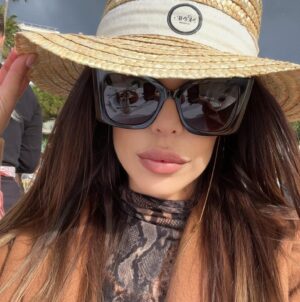 Kim Glow Instagram - Profiter d’un moment de détente au restaurant en bord de plage sortir un peu et prendre l’air fait un bien fou à l’esprit. Aujourd’hui j’ai réussi à laisser ma fille avec son papa C’est dur pour moi car je suis une maman glue possessive J’ai besoin d’être toujours collée à ma fille  mais C’est important de se ménager du temps pour soi, même lorsque les responsabilités de maman prennent le dessus. 💖 

#mumlife #mummy #mummylife