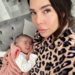 Kim Glow Instagram – Dans les doux replis de la maternité, pas de chichi instant direct en pyjama et je tiens ce petit être fragile dans mes bras. Un mois s’est écoulé depuis que nos vies ont fusionné, et chaque instant avec toi est une symphonie d’amour indescriptible. 
Les mots échouent à capturer l’ampleur de mes émotions, mais cette photo raconte l’histoire d’un amour incommensurable, un lien qui transcende les frontières du langage ,il y a une magie qui va au-delà des mots ,c’est l’éclat pur de la tendresse infinie entre toi et moi. 💖 

#AmourInfini #NouvelleVie #momentsmagiques #newborn #babygirl #kimglow #taliaglow