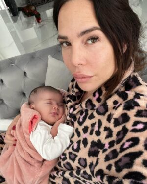 Kim Glow Instagram - Dans les doux replis de la maternité, pas de chichi instant direct en pyjama et je tiens ce petit être fragile dans mes bras. Un mois s’est écoulé depuis que nos vies ont fusionné, et chaque instant avec toi est une symphonie d’amour indescriptible. 
Les mots échouent à capturer l’ampleur de mes émotions, mais cette photo raconte l’histoire d’un amour incommensurable, un lien qui transcende les frontières du langage ,il y a une magie qui va au-delà des mots ,c’est l’éclat pur de la tendresse infinie entre toi et moi. 💖 

#AmourInfini #NouvelleVie #momentsmagiques #newborn #babygirl #kimglow #taliaglow