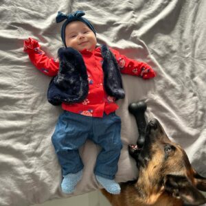 Kim Glow Instagram - Merci ma cousine pour cette jolie tenue je suis gâtée 😍

Et Mon frère qui s'incruste sur la photo avec son os préféré, toujours prêt à jouer à mes côtés. Complicité inébranlable entre nous deux . 🐾💕 

#Complices #AmourInconditionnel"

#baby #babygirl #malinois #bestfriends