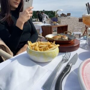 Kim Glow Instagram - Profiter d’un moment de détente au restaurant en bord de plage sortir un peu et prendre l’air fait un bien fou à l’esprit. Aujourd’hui j’ai réussi à laisser ma fille avec son papa C’est dur pour moi car je suis une maman glue possessive J’ai besoin d’être toujours collée à ma fille  mais C’est important de se ménager du temps pour soi, même lorsque les responsabilités de maman prennent le dessus. 💖 

#mumlife #mummy #mummylife