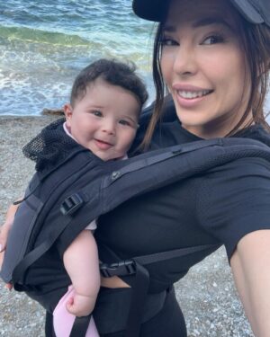 Kim Glow Instagram - Son sourire mon seul but
Sa joie ma raison d’être
Rien d’autre ne compte quand je vois ce bonheur illuminer son visage
Elle et moi son bonheur,notre bonheur, ma priorité absolue🙏🏼💞

#motherdaughter #baby #babysmile #smile