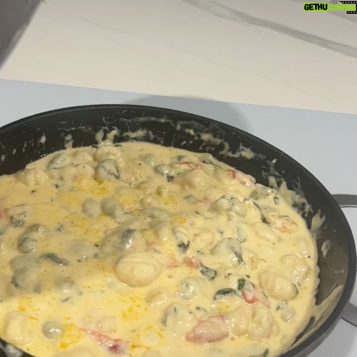 Kim Glow Instagram - Beurre 35 g Un peu d'huile d'olive Tomates cerises 6-8 Ail en tranches fines 2 Crème 80 g Gnocchi Mozzarella 100 g Parmesan 50 g Persil frais Basilic séché frais parfois, il faut savoir se faire plaisir😍 #food #foodblogger #foodstagram #foodies #foodlover #recette #recettefacile #kimglow #pregnancy #pregnant