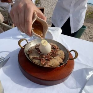 Kim Glow Instagram - Profiter d’un moment de détente au restaurant en bord de plage sortir un peu et prendre l’air fait un bien fou à l’esprit. Aujourd’hui j’ai réussi à laisser ma fille avec son papa C’est dur pour moi car je suis une maman glue possessive J’ai besoin d’être toujours collée à ma fille  mais C’est important de se ménager du temps pour soi, même lorsque les responsabilités de maman prennent le dessus. 💖 

#mumlife #mummy #mummylife