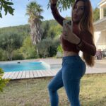 Kim Glow Instagram – Redécouvrir cette ancienne photo où mon ventre était incroyablement plat m’inspire à retrouver cette ambition après avoir accouché il y a deux mois
Malgré la fatigue, je suis déterminée à reprendre le sport dès que possible. 
Se sentir bien dans son corps est essentiel, et cette image me rappelle l’importance de travailler vers cet objectif.💪

 #NewMomGoals #Détermination #BienDansSonCorps