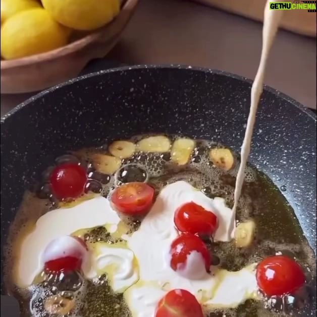 Kim Glow Instagram - Beurre 35 g Un peu d'huile d'olive Tomates cerises 6-8 Ail en tranches fines 2 Crème 80 g Gnocchi Mozzarella 100 g Parmesan 50 g Persil frais Basilic séché frais parfois, il faut savoir se faire plaisir😍 #food #foodblogger #foodstagram #foodies #foodlover #recette #recettefacile #kimglow #pregnancy #pregnant