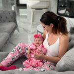 Kim Glow Instagram – Avant je ne pouvais même pas imaginer le bonheur que représenterai d’être maman.. Ça y est elle sait sourire et elle ne s’arrête plus maintenant qu’elle a compris comment faire🩷

La vie m’a réservé la plus belle surprise ma fille de deux mois. 
Autrefois je ne voulais pas d’enfants, mais aujourd’hui je réalise que je serais passé à côté de ce bonheur indescriptible, de cet amour incommensurable. 
C’est une émotion qui va bien au-delà des mots, et tant qu’on ne le vit pas, on ne peut pas comprendre toute la magie qui émane de ce lien unique. 
Elle a transformé ma vie de manière que je n’aurais jamais imaginée me montrant que l’amour de parent à enfant est une aventure pleine de découvertes et de tendresse. 
Chaque regard, chaque sourire, chaque instant passé ensemble est un trésor inestimable. 🌟

 #BéniParLAmour #parentheureux #motherdaughter #newborn #kimglow #taliaglow