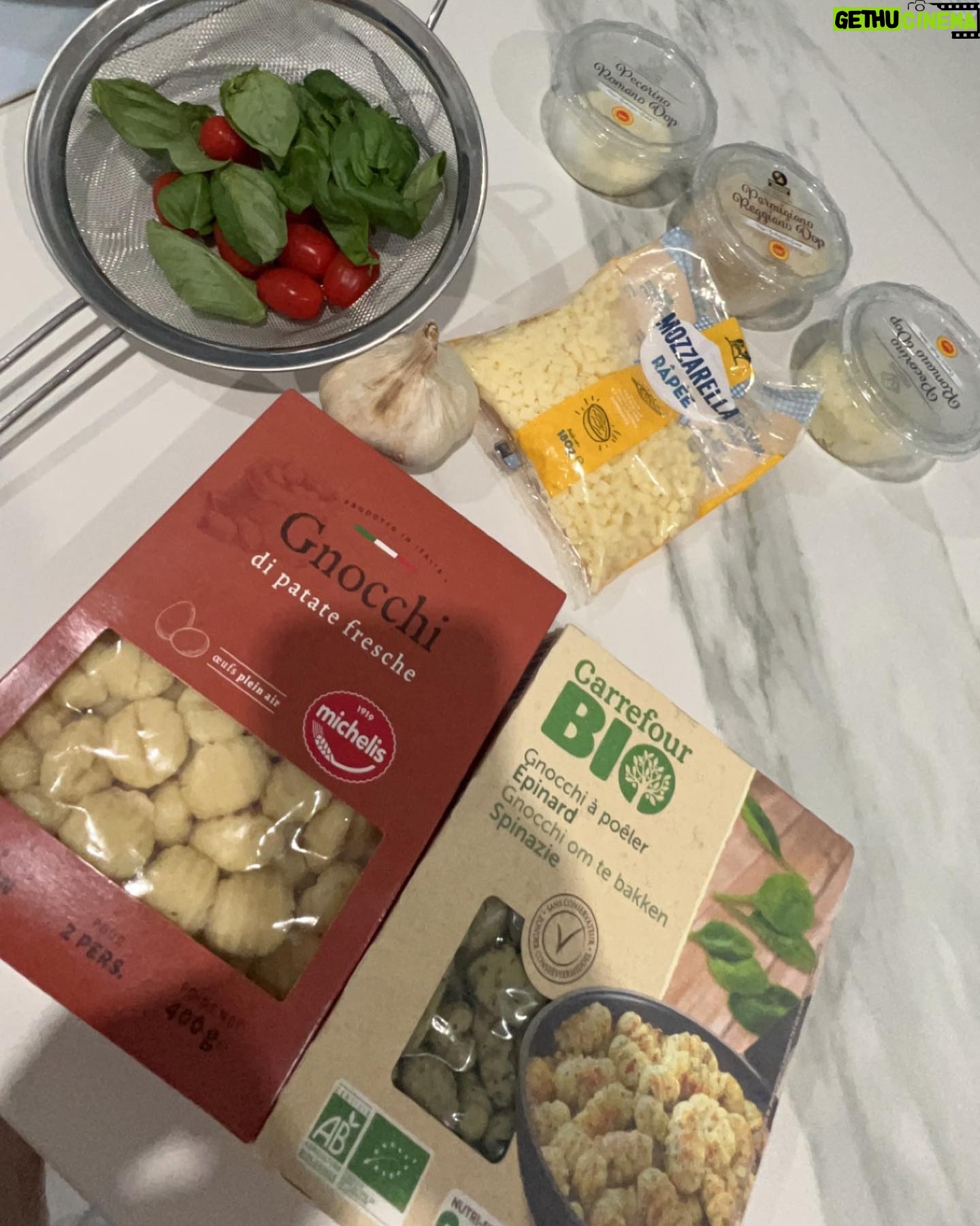 Kim Glow Instagram - Beurre 35 g Un peu d'huile d'olive Tomates cerises 6-8 Ail en tranches fines 2 Crème 80 g Gnocchi Mozzarella 100 g Parmesan 50 g Persil frais Basilic séché frais parfois, il faut savoir se faire plaisir😍 #food #foodblogger #foodstagram #foodies #foodlover #recette #recettefacile #kimglow #pregnancy #pregnant