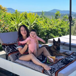 Kim Glow Instagram - Je me sens tellement bénie, parfois je me demande ce que j’ai bien pu faire pour mériter autant d’amour du ciel🙏🏼

Blessed 🥹 🩷 🩵 

#gratitude #blessed #benie #summervibes #malinois #baby #family