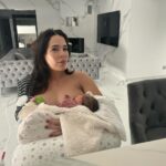 Kim Glow Instagram – Entre une tétée d’amour et une séance de tir lait, voilà ma nouvelle vie de jeune maman en action. 
Mon sein gauche fait office de cantine, pendant que le droit prend son rôle de tireur lait très au sérieux. Qui aurait cru que mes journées seraient aussi bien orchestrées ?! 

#mumlife #mummy #viedemaman
