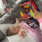 Kim Glow Instagram – Exploration colorée avec bébé! 🌈👶✨ Combien de temps dure la phase d’éveil de votre petit trésor ? La mienne atteint près d’une heure à 1,5 mois presque 2 déjà 😱
Partagez vos expériences et conseils de parents dans les commentaires! 💕 

comme vous le voyez, je donne beaucoup d’amour et de patience à mon fils Thaïger autant d’attention qu’avant, voire   pour qu’il ne se sente pas délaissé et malheureux, et qu’il ne développe aucune aucune jalousie envers le bébé, surtout ne pas l’exclure en l’enfermant dans le jardin ou autre, ce serait la pire des choses …
Il faut l’inclure à votre vie de famille. C’est une boule d’amour qui ne demande que ça.🤍

#Parentalité #BébéCurieux #ÉveilColoré #babygirl #newborn #malinois #bergerbelge #bergerbelgemalinois