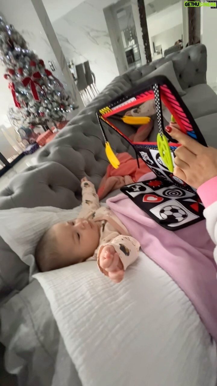 Kim Glow - 3 Likes - Exploration colorée avec bébé! 🌈👶✨ Combien de temps dure la phase d’éveil de votre petit trésor ? La mienne atteint près d’une heure à 1,5 mois presque 2 déjà 😱
Partagez vos expériences et conseils de parents dans les commentaires! 💕
comme vous le voyez, je donne beaucoup d’amour et de patience à mon fils Thaïger autant d’attention qu’avant, voire pour qu’il ne se sente pas délaissé et malheureux, et qu’il ne développe aucune aucune jalousie envers le bébé, surtout ne pas l’exclure en l’enfermant dans le jardin ou autre, ce serait la pire des choses …
Il faut l’inclure à votre vie de famille. C’est une boule d’amour qui ne demande que ça.🤍
#Parentalité #BébéCurieux #ÉveilColoré #babygirl #newborn #malinois #bergerbelge #bergerbelgemalinois