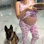 Kim Glow Instagram - TARTE SANS SUCRE MYRTILLES CHOCOLAT   Préparation - 1 banane dans un plat avec 1 tasse de flocon d’avoine et on l’écrase bien, on ajoute le beurre de cacahuète et là on forme la pâte à tartelettes. On l’emmène dans les moules et on l’étire avec la main jusqu’à ce qu’on recouvre bien tout -Confiture On fait mijoter les myrtilles avec le sirop d’agave. On remue tout le temps jusqu’à ce que notre texture soit formée. - Pour la couverture - On met le chocolat noir 100% dans un bowl au bain marie jusqu’a ce qu’il soit fondu. - on ajoute une cuillère à café d’huile de coco. On remue bien et on couvre les tartelettes. - On les emmène au frigo ou congélateur celui tes envies jusqu’à ce que le chocolat soit dur et prêt !!! dis-moi en commentaire si tu as aimé😘 #food #foodblogger #foodstagram #healthyfood #healthylifestyle #recettesanssucre