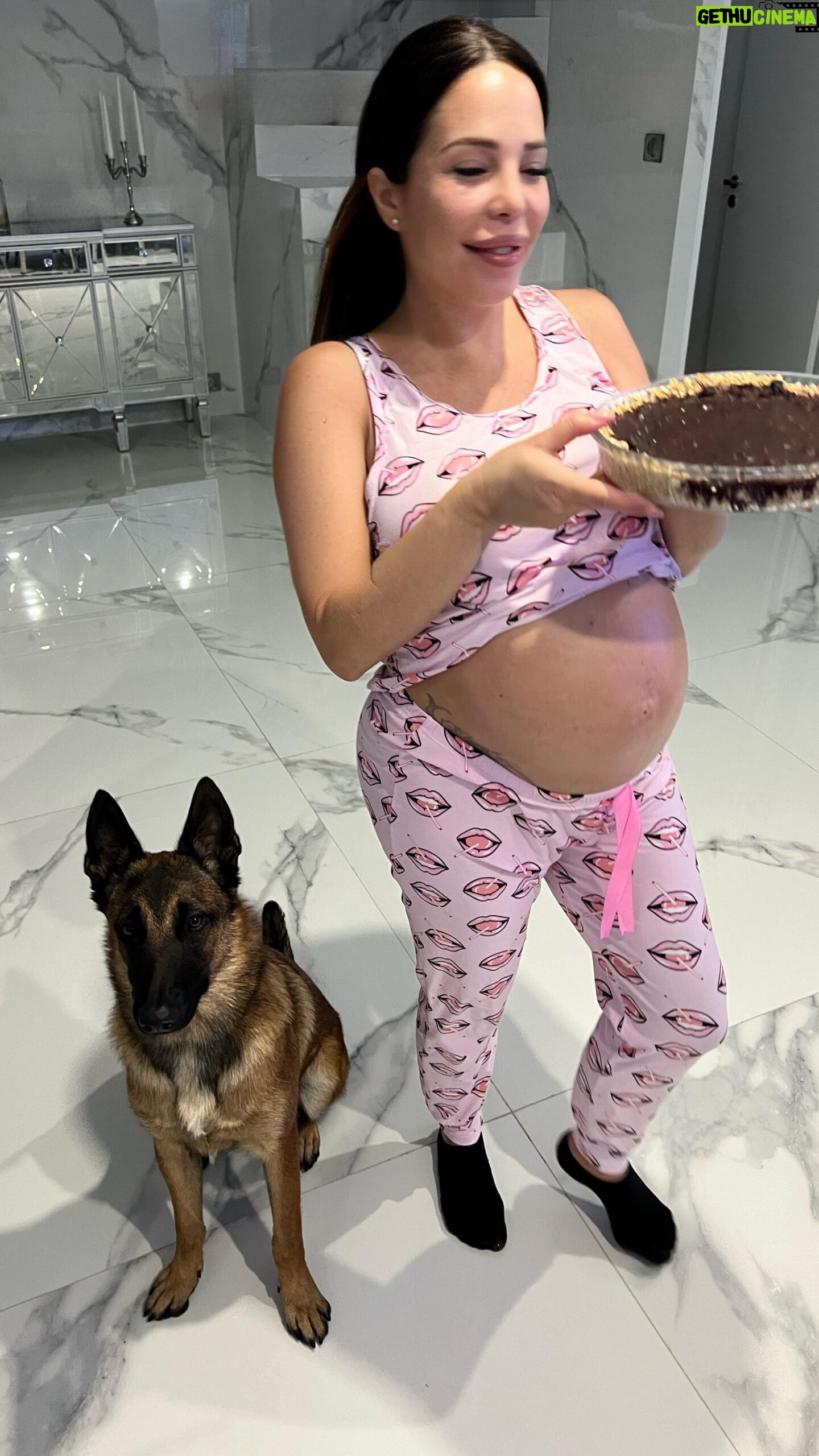 Kim Glow Instagram - TARTE SANS SUCRE MYRTILLES CHOCOLAT Préparation - 1 banane dans un plat avec 1 tasse de flocon d’avoine et on l’écrase bien, on ajoute le beurre de cacahuète et là on forme la pâte à tartelettes. On l’emmène dans les moules et on l’étire avec la main jusqu’à ce qu’on recouvre bien tout -Confiture On fait mijoter les myrtilles avec le sirop d’agave. On remue tout le temps jusqu’à ce que notre texture soit formée. - Pour la couverture - On met le chocolat noir 100% dans un bowl au bain marie jusqu’a ce qu’il soit fondu. - on ajoute une cuillère à café d’huile de coco. On remue bien et on couvre les tartelettes. - On les emmène au frigo ou congélateur celui tes envies jusqu’à ce que le chocolat soit dur et prêt !!! dis-moi en commentaire si tu as aimé😘 #food #foodblogger #foodstagram #healthyfood #healthylifestyle #recettesanssucre