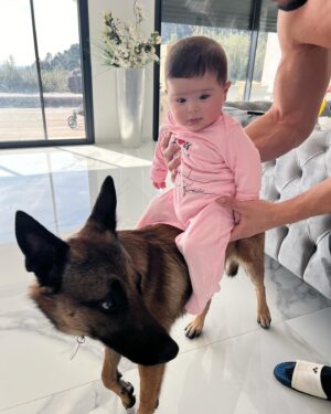 Kim Glow Instagram - À ceux qui s’inquiètent de la relation entre notre chien et notre fille !!! 
Oui, notre Malinois peut être un peu brusque parfois, mais c’est simplement sa nature de chien joueur et énergique. Il adore notre fille et essaie de lui montrer son amour en lui apportant des jouets et en lui faisant des câlins. Il est en train d’apprendre à être plus doux avec elle au fur et à mesure qu’ils grandissent ensemble. Il n’y a pas de malice dans ses actions, juste de l’amour pur et un désir de jouer. Nous sommes là pour superviser et guider leur interaction, et nous avons une confiance totale en la gentillesse de notre chien envers notre petite fille. 🐾💖 

 #AmourVéritable #SimplicitéHeureuse #malinois #babygirl #bergerbelgemalinois