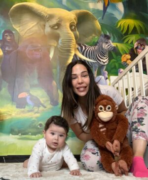 Kim Glow Instagram - Pour moi, inculquer à ma fille le respect pour chaque être vivant est primordial. Les animaux sont des êtres à proteger et a respecter, et cette valeur est essentielle à transmettre dès son plus jeune âge🙏🏼🐶🐱🐭🐼🦊🐸🐒🐥🐷🐴🐢🦎🐅🦈🐠

#animals #animallovers