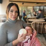 Kim Glow Instagram – Première sortie avec ma fille Talia qui a deux mois déclenche en moi une série d’angoisses quasi maladives 
La peur s’installe l’idée que mon bébé puisse attraper un virus plane constamment. 
La foule devient un terrain de stress, les interactions avec les gens une source d’angoisse 
C’est difficile à expliquer, mais chaque sortie est une bataille mentale je prends Thaïger avec moi car il me rassure mon super fils protecteur 🙏🏼

Je souhaite que vous compreniez, sans jugement, que c’est un défi émotionnel 💔