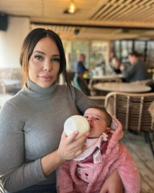 Kim Glow Instagram - Première sortie avec ma fille Talia qui a deux mois déclenche en moi une série d’angoisses quasi maladives 
La peur s’installe l’idée que mon bébé puisse attraper un virus plane constamment. 
La foule devient un terrain de stress, les interactions avec les gens une source d’angoisse 
C’est difficile à expliquer, mais chaque sortie est une bataille mentale je prends Thaïger avec moi car il me rassure mon super fils protecteur 🙏🏼

Je souhaite que vous compreniez, sans jugement, que c’est un défi émotionnel 💔