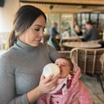 Kim Glow Instagram – Première sortie avec ma fille Talia qui a deux mois déclenche en moi une série d’angoisses quasi maladives 
La peur s’installe l’idée que mon bébé puisse attraper un virus plane constamment. 
La foule devient un terrain de stress, les interactions avec les gens une source d’angoisse 
C’est difficile à expliquer, mais chaque sortie est une bataille mentale je prends Thaïger avec moi car il me rassure mon super fils protecteur 🙏🏼

Je souhaite que vous compreniez, sans jugement, que c’est un défi émotionnel 💔