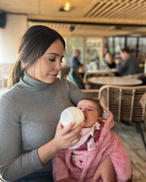 Kim Glow Instagram - Première sortie avec ma fille Talia qui a deux mois déclenche en moi une série d’angoisses quasi maladives 
La peur s’installe l’idée que mon bébé puisse attraper un virus plane constamment. 
La foule devient un terrain de stress, les interactions avec les gens une source d’angoisse 
C’est difficile à expliquer, mais chaque sortie est une bataille mentale je prends Thaïger avec moi car il me rassure mon super fils protecteur 🙏🏼

Je souhaite que vous compreniez, sans jugement, que c’est un défi émotionnel 💔
