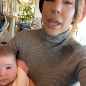 Kim Glow Instagram - Première sortie avec ma fille Talia qui a deux mois déclenche en moi une série d’angoisses quasi maladives 
La peur s’installe l’idée que mon bébé puisse attraper un virus plane constamment. 
La foule devient un terrain de stress, les interactions avec les gens une source d’angoisse 
C’est difficile à expliquer, mais chaque sortie est une bataille mentale je prends Thaïger avec moi car il me rassure mon super fils protecteur 🙏🏼

Je souhaite que vous compreniez, sans jugement, que c’est un défi émotionnel 💔