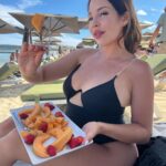 Kim Glow Instagram – L’été, ma saison préférée, est enfin là pour illuminer mes journées ! ☀️💛

#sttropez #moorea #mooreasttropez #healthylifestyle #healthyfood #fruits #summer #summervibes #pregnancy #pregnant