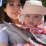 Kim Glow Instagram - Protéger ma petite merveille des rayons du soleil avec sa toute première casquette anti-UV ☀️🧢 Parce que la santé de mon bébé passe avant tout, et prendre soin de sa peau dès le plus jeune âge est essentiel. #ProtectionSolaire #BébéAuSoleil #prendresoindesoi