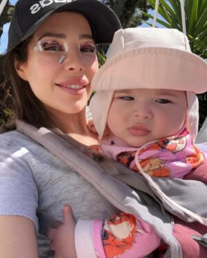 Kim Glow Instagram - Protéger ma petite merveille des rayons du soleil avec sa toute première casquette anti-UV ☀️🧢 Parce que la santé de mon bébé passe avant tout, et prendre soin de sa peau dès le plus jeune âge est essentiel. #ProtectionSolaire #BébéAuSoleil #prendresoindesoi