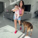 Kim Glow Instagram - Je souhaite partager avec vous un aspect de ma vie que je trouve difficile à exprimer. Malgré l’amour que je porte à ma famille et à mes amis, je me trouve dans l’incapacité de laisser quiconque toucher ma fille, même les personnes les plus proches. C’est un instinct viscéral, une force intérieure qui dépasse ma volonté. Je veux que vous compreniez que cette décision vient, d’une peur profonde, d’une angoisse irrépressible pour la santé de ma fille.C’est une lutte quotidienne un équilibre fragile entre l’amour que je ressens pour vous tous et la protection farouche que je dois assurer à ma petite. Je vous demande votre compréhension et votre soutien dans cette démarche, car c’est une réalité difficile à vivre pour moi. C’est cette anxiété, cette terreur silencieuse, qui me pousse à la protéger C’est un combat intérieur, une lutte contre un sentiment indéfinissable, difficile à nommer… Je sais que certaines mamans pourront comprendre ce que je ressens, car elles vivent peut-être une situation similaire. Cependant, je suis consciente que chaque maman est unique et que toutes ne réagissent pas de la même manière. Si vous faites partie de celles qui peuvent comprendre ma situation, je vous encourage à témoigner en commentaire pour partager votre expérience et offrir votre soutien. Et pour celles qui ne se retrouvent pas dans cette réalité, n’hésitez pas à échanger avec nous pour mieux comprendre cette perspective. Ensemble, en tant que communauté de mamans, nous pouvons nous soutenir, nous écouter et nous aider à traverser ces défis du quotidien💔❤️🙏🏼