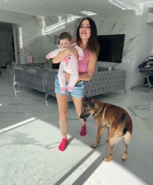 Kim Glow Instagram - Je souhaite partager avec vous un aspect de ma vie que je trouve difficile à exprimer. Malgré l’amour que je porte à ma famille et à mes amis, je me trouve dans l’incapacité de laisser quiconque toucher ma fille, même les personnes les plus proches. C’est un instinct viscéral, une force intérieure qui dépasse ma volonté. Je veux que vous compreniez que cette décision vient, d’une peur profonde, d’une angoisse irrépressible pour la santé de ma fille.C’est une lutte quotidienne un équilibre fragile entre l’amour que je ressens pour vous tous et la protection farouche que je dois assurer à ma petite. Je vous demande votre compréhension et votre soutien dans cette démarche, car c’est une réalité difficile à vivre pour moi.
C’est cette anxiété, cette terreur silencieuse, qui me pousse à la protéger 
C’est un combat intérieur, une lutte contre un sentiment indéfinissable, difficile à nommer…
Je sais que certaines mamans pourront comprendre ce que je ressens, car elles vivent peut-être une situation similaire. Cependant, je suis consciente que chaque maman est unique et que toutes ne réagissent pas de la même manière. Si vous faites partie de celles qui peuvent comprendre ma situation, je vous encourage à témoigner en commentaire pour partager votre expérience et offrir votre soutien. Et pour celles qui ne se retrouvent pas dans cette réalité, n’hésitez pas à échanger avec nous pour mieux comprendre cette perspective. Ensemble, en tant que communauté de mamans, nous pouvons nous soutenir, nous écouter et nous aider à traverser ces défis du quotidien💔❤️🙏🏼