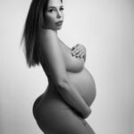 Kim Glow Instagram - À huit mois et demi de grossesse, mon cœur bat au rythme de deux vies, la mienne et celle de ma petite fille à venir. La sage-femme m'a dit que le moment de la rencontre est imminent, mais j’avoue avec cette promesse d'amour inconditionnel surgit aussi la peur de l'accouchement. C'est une terreur qui danse en marge de ma joie, une ombre qui n'ose jamais s'éloigner bien longtemps. Pourtant, dans cette douce anxiété, je sens le frisson de l'excitation de la rencontrer. Toutes les mamans j’imagine portent en elles ces doutes, ces peurs, mais aussi cette force indomptable qui nous pousse à avancer, à être la meilleure version de nous-mêmes. Mon choix de partager ce moment en un nu artistique est un acte d'amour-propre, une célébration de la beauté du corps de la femme enceinte. Les courbes de mon ventre sont devenues des chemins de souvenirs, des preuves visibles de la création. Ce corps, avec ses marques et ses transformations, est une œuvre d'art vivante, une déclaration silencieuse que la perfection réside dans l'acceptation de soi. Que cette image soit un rappel à toutes les femmes : n'ayez pas peur d'embrasser vos imperfections, de vous aimer telles que vous êtes. Vous êtes belles, puissantes, et vous portez la création dans vos ventres. Merci à @marcaurelphotography d’avoir immortalisé tous ces beaux moments 🙏🏼🤍 #pregnancy #pregnant #kimglow #grossesse . 🌟💖 #MaternitéEnArt #ForceDeFemme #AmourDeSoi