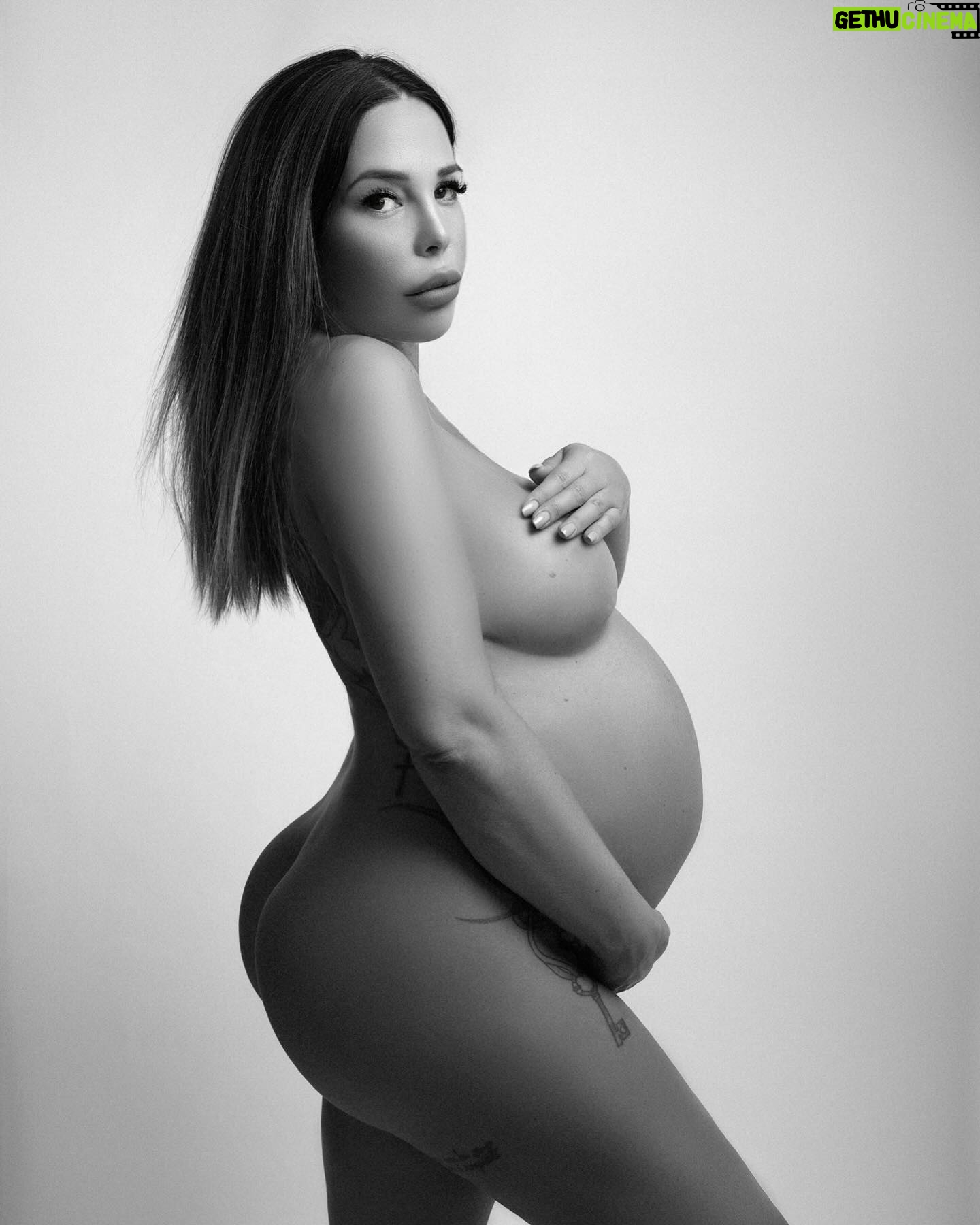 Kim Glow Instagram - À huit mois et demi de grossesse, mon cœur bat au rythme de deux vies, la mienne et celle de ma petite fille à venir. La sage-femme m'a dit que le moment de la rencontre est imminent, mais j’avoue avec cette promesse d'amour inconditionnel surgit aussi la peur de l'accouchement. C'est une terreur qui danse en marge de ma joie, une ombre qui n'ose jamais s'éloigner bien longtemps. Pourtant, dans cette douce anxiété, je sens le frisson de l'excitation de la rencontrer. Toutes les mamans j’imagine portent en elles ces doutes, ces peurs, mais aussi cette force indomptable qui nous pousse à avancer, à être la meilleure version de nous-mêmes. Mon choix de partager ce moment en un nu artistique est un acte d'amour-propre, une célébration de la beauté du corps de la femme enceinte. Les courbes de mon ventre sont devenues des chemins de souvenirs, des preuves visibles de la création. Ce corps, avec ses marques et ses transformations, est une œuvre d'art vivante, une déclaration silencieuse que la perfection réside dans l'acceptation de soi. Que cette image soit un rappel à toutes les femmes : n'ayez pas peur d'embrasser vos imperfections, de vous aimer telles que vous êtes. Vous êtes belles, puissantes, et vous portez la création dans vos ventres. Merci à @marcaurelphotography d’avoir immortalisé tous ces beaux moments 🙏🏼🤍 #pregnancy #pregnant #kimglow #grossesse . 🌟💖 #MaternitéEnArt #ForceDeFemme #AmourDeSoi